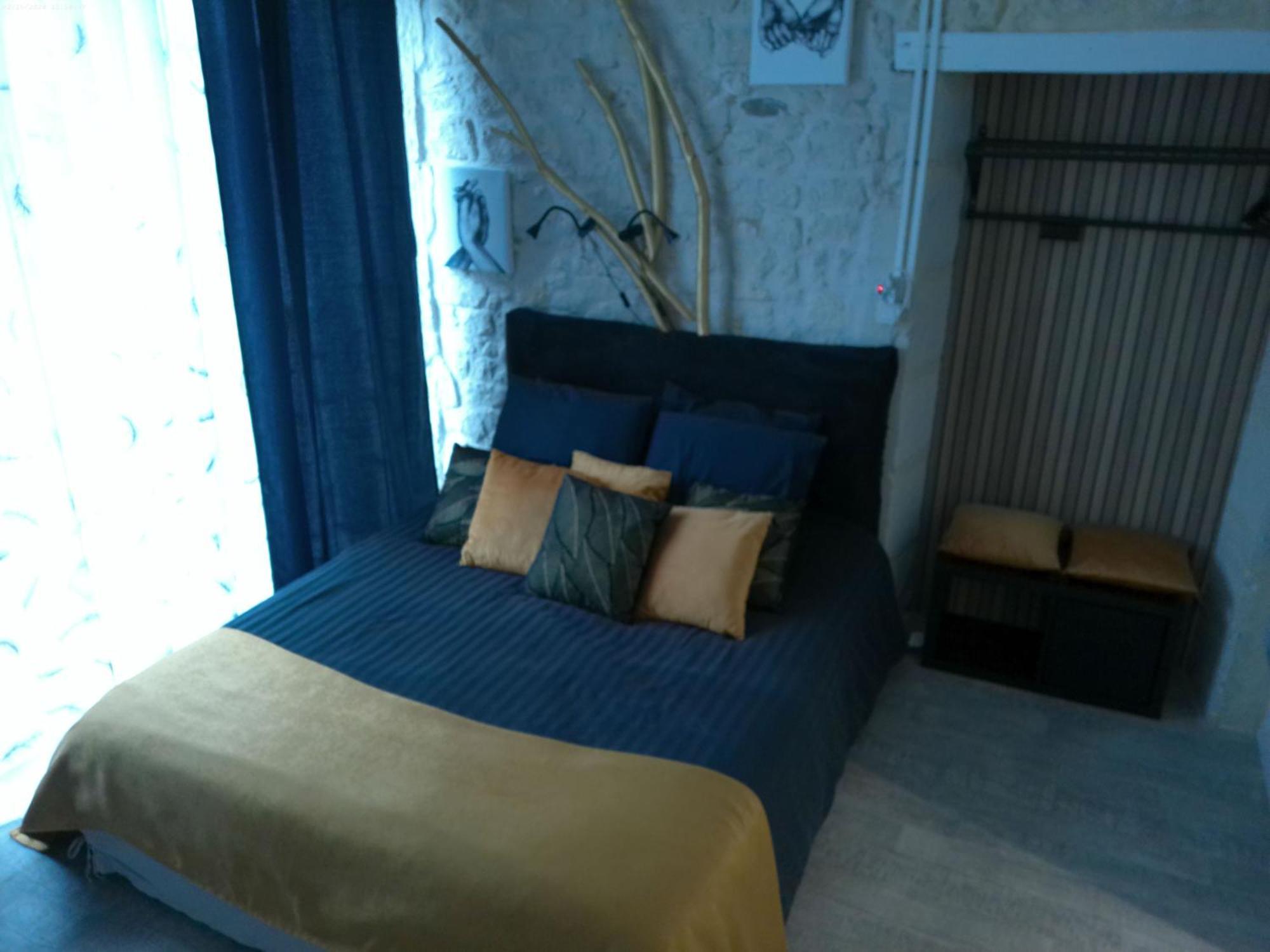 A 2 Pas D Azay Hotel Neuil Luaran gambar
