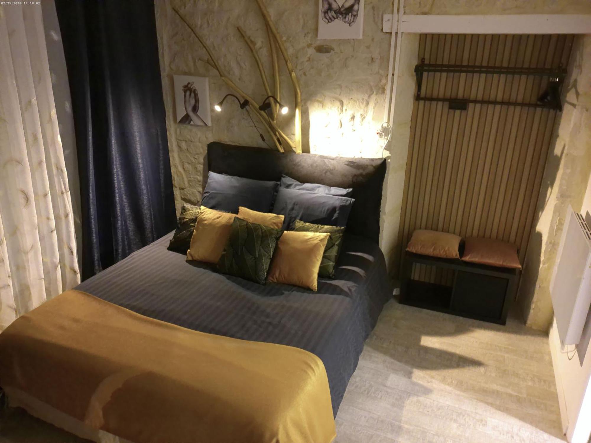A 2 Pas D Azay Hotel Neuil Luaran gambar