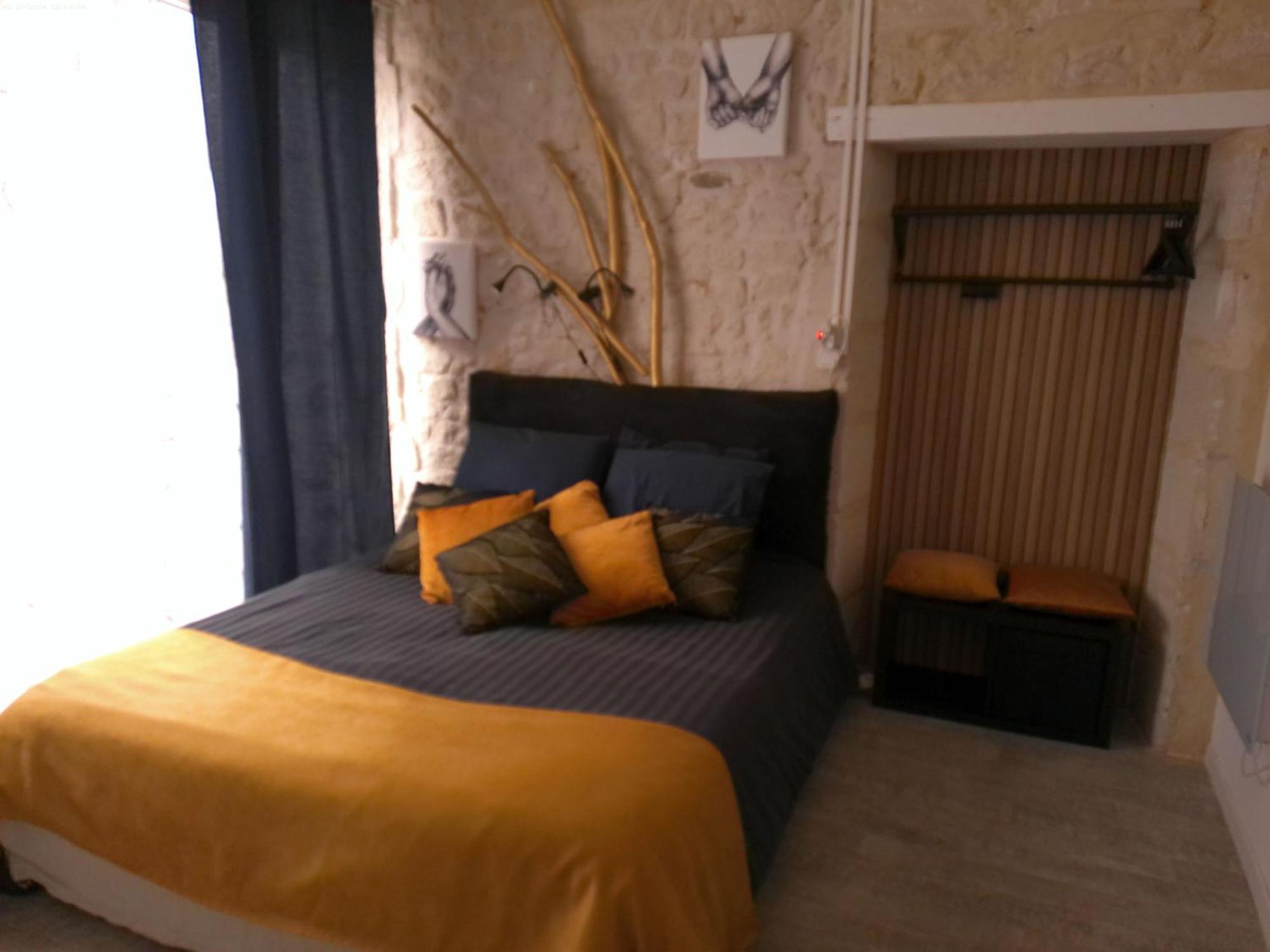 A 2 Pas D Azay Hotel Neuil Luaran gambar