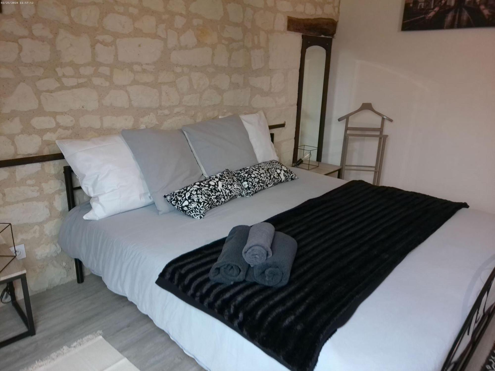 A 2 Pas D Azay Hotel Neuil Luaran gambar